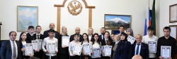 В Народном Собрании Дагестана наградили победителей викторины, посвященной 30-летию парламента