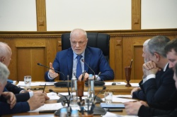 Комитет по законодательству, законности, государственному строительству, местному самоуправлению и регламенту обсудил ряд вопросов